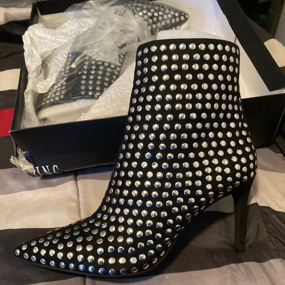 MACY'S INC BLACK STUDDED BOOTS